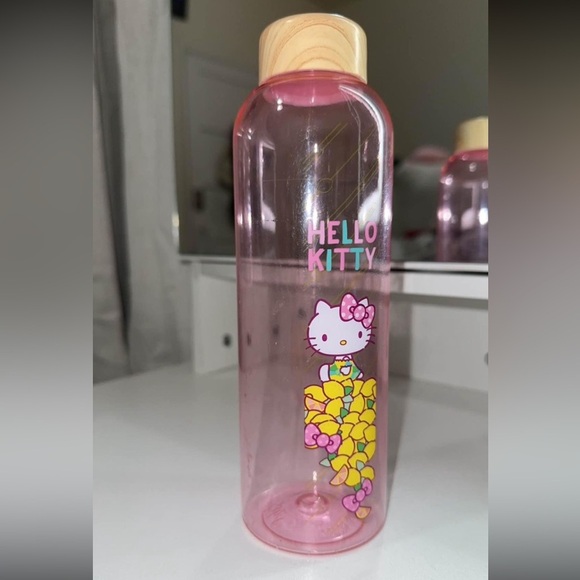 Hello Kitty Bottle - Picture 2 of 2